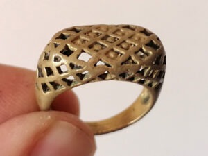 It measures 0,70 Inches (1,8 cm) in diameter-4